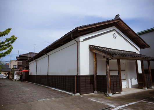 大正時代の町屋、和モダン酒蔵 仲町通店